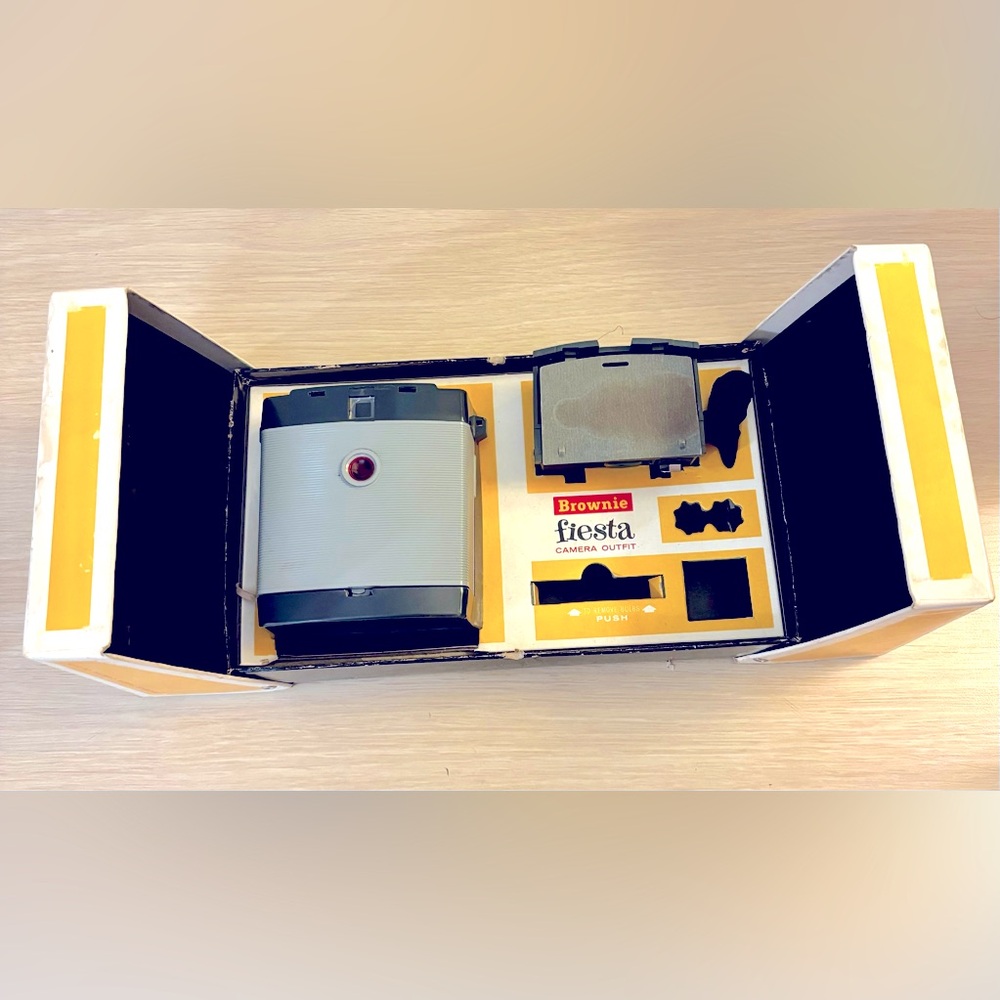Vintage Brownie Fiesta Camera in Original Box Made by Kodak - Picture 2 of 3
